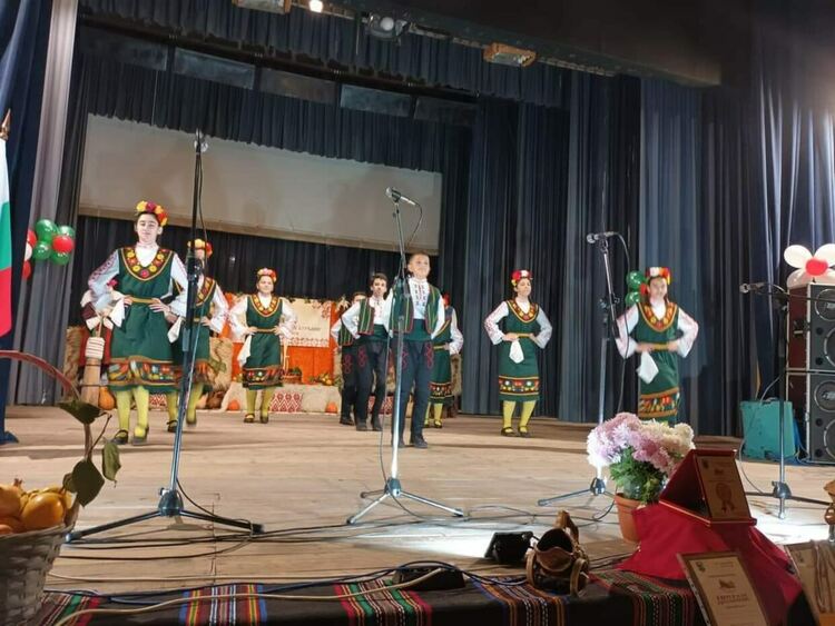 Есенни съкровища в буркани и на сцена събра читалището в Дълбок извор