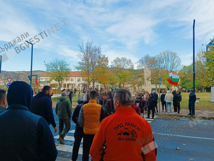   Рибари от цялата страна стягат протест срещу шефовете на Еленово стопанство „Нановица”,блокират го по суша и вода