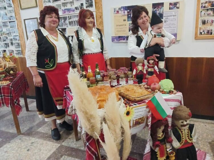 Есенни съкровища в буркани и на сцена събра читалището в Дълбок извор