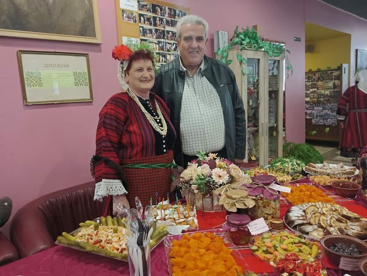 Есенни съкровища в буркани и на сцена събра читалището в Дълбок извор