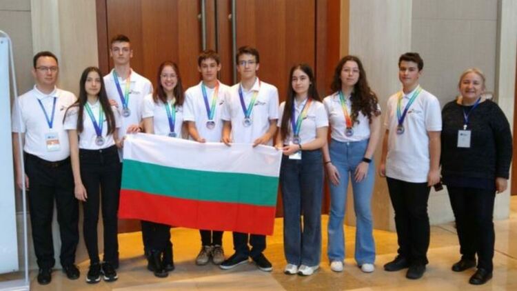 Мартин Недев и Стела Бинева с бронзови медали от Международната олимпиада по астрономия в Китай