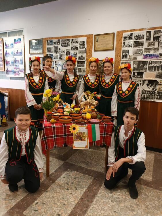 Есенни съкровища в буркани и на сцена събра читалището в Дълбок извор