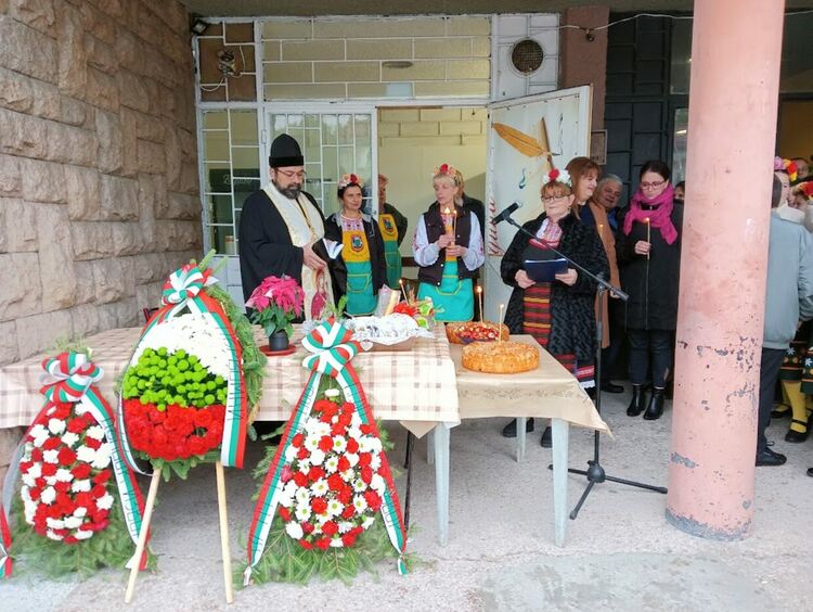 Есенни съкровища в буркани и на сцена събра читалището в Дълбок извор