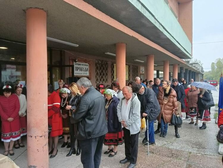 Есенни съкровища в буркани и на сцена събра читалището в Дълбок извор