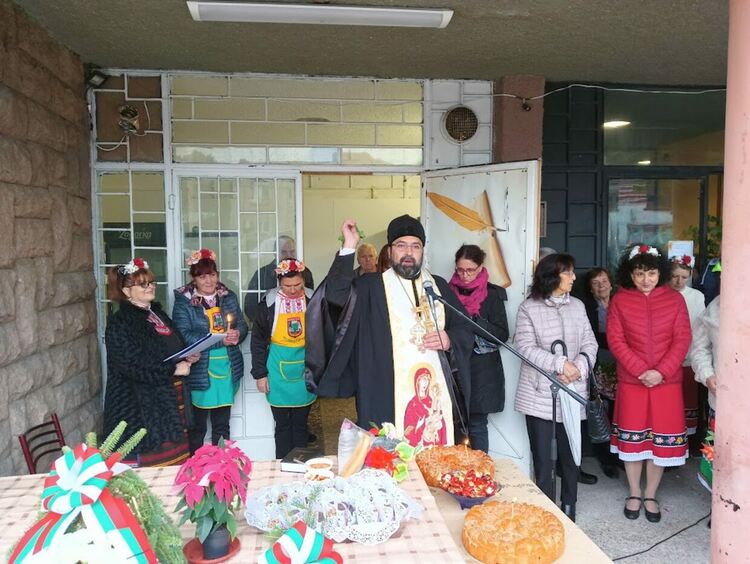 Есенни съкровища в буркани и на сцена събра читалището в Дълбок извор