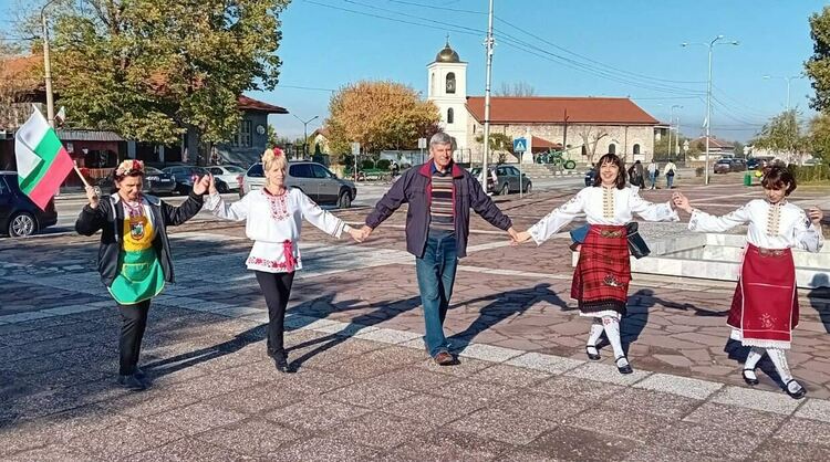 Есенни съкровища в буркани и на сцена събра читалището в Дълбок извор