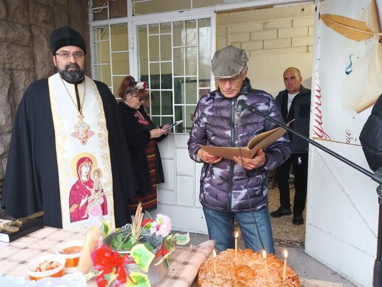 Есенни съкровища в буркани и на сцена събра читалището в Дълбок извор