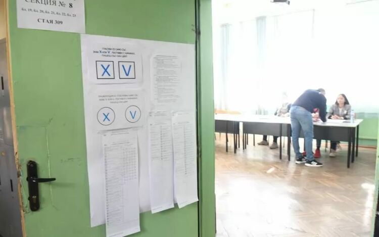 Базисният политически въпрос за властта и парите поне донякъде се решава в избирателните секции.