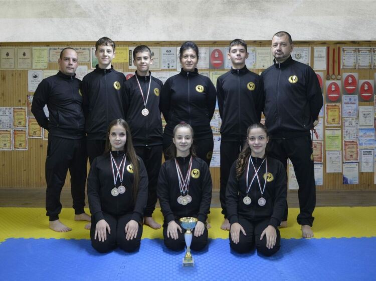 Отборна шампионска титла и 5 бронзови медала за каратеките от „Възход“