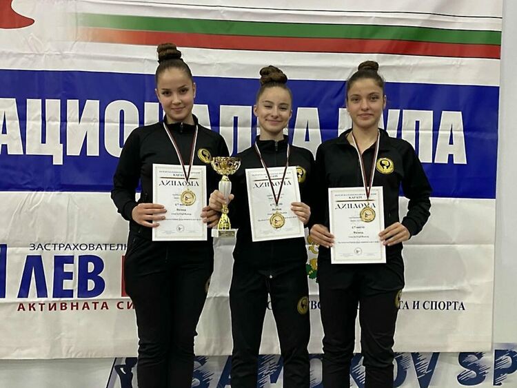 Отборна шампионска титла и 5 бронзови медала за каратеките от „Възход“