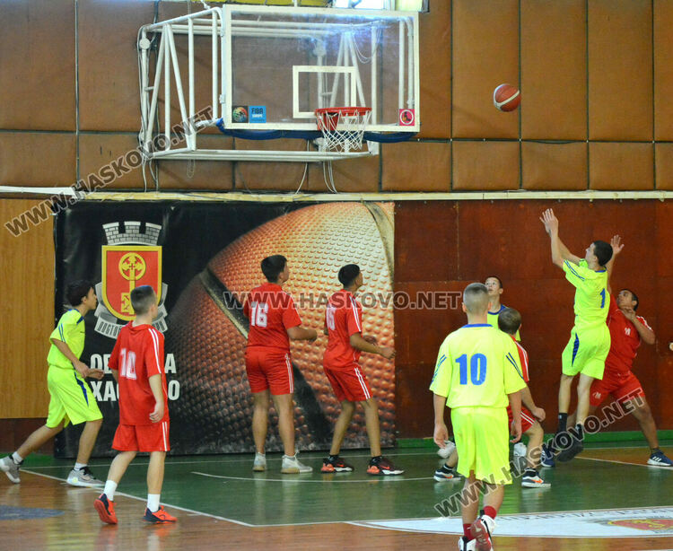 Започнаха ученическите игри по баскетбол