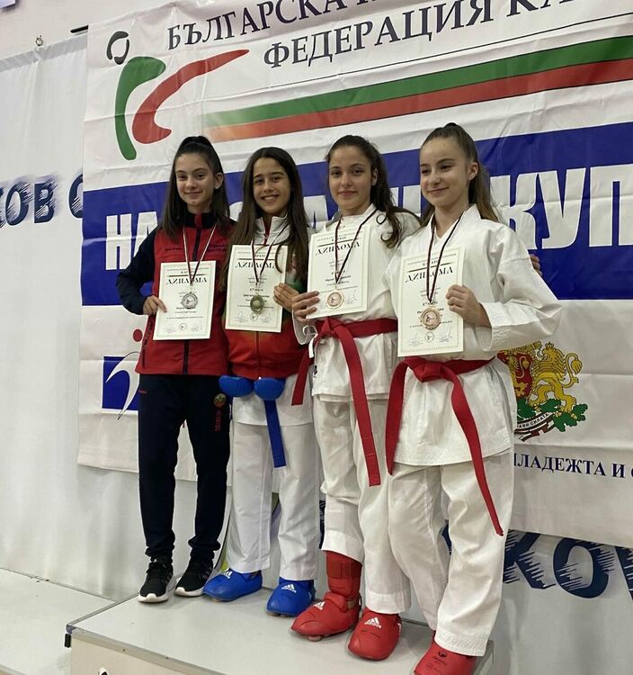 Отборна шампионска титла и 5 бронзови медала за каратеките от „Възход“