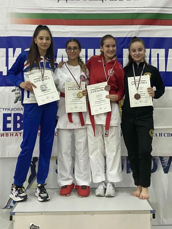 Отборна шампионска титла и 5 бронзови медала за каратеките от „Възход“