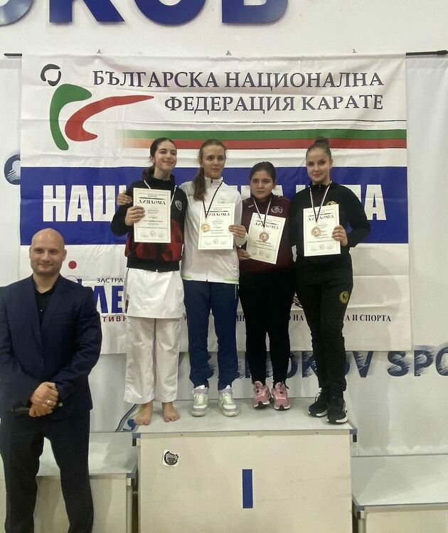 Отборна шампионска титла и 5 бронзови медала за каратеките от „Възход“