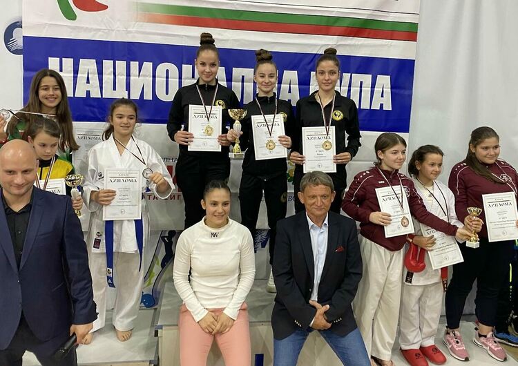 Отборна шампионска титла и 5 бронзови медала за каратеките от „Възход“