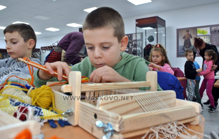 Старите занаяти пленяват деца в ранна възраст и им дават нови знания и умения