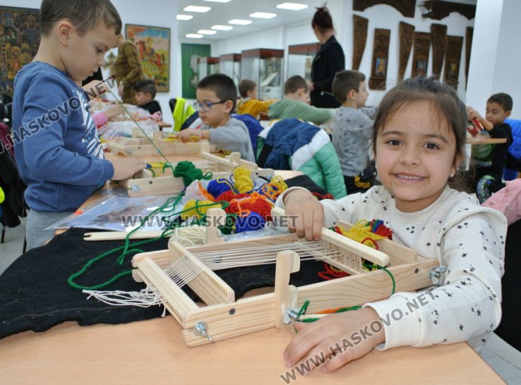 Старите занаяти пленяват деца в ранна възраст и им дават нови знания и умения