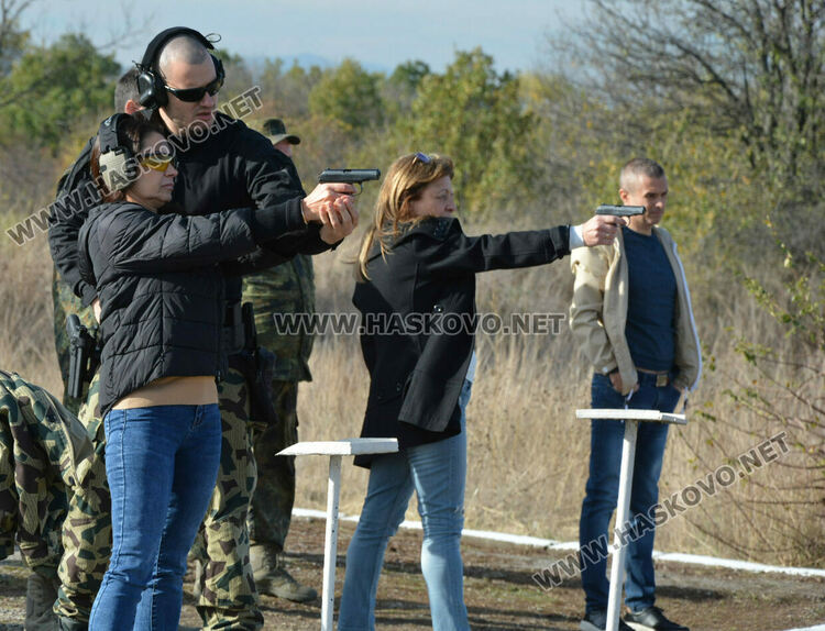 Кмет, областен управител, полицаи и военни в турнир по стрелба