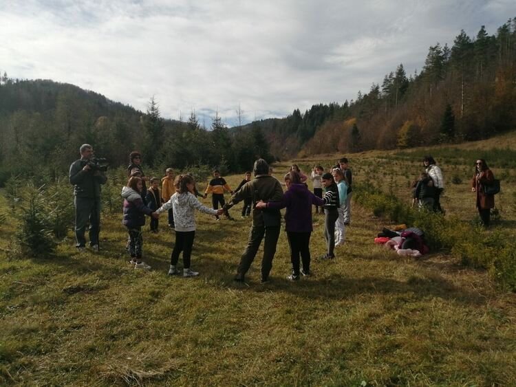 Ученици от Смолян видяха от къде идват коледните елхи и се включиха в кампанията "Залесявайки, променяме света!"