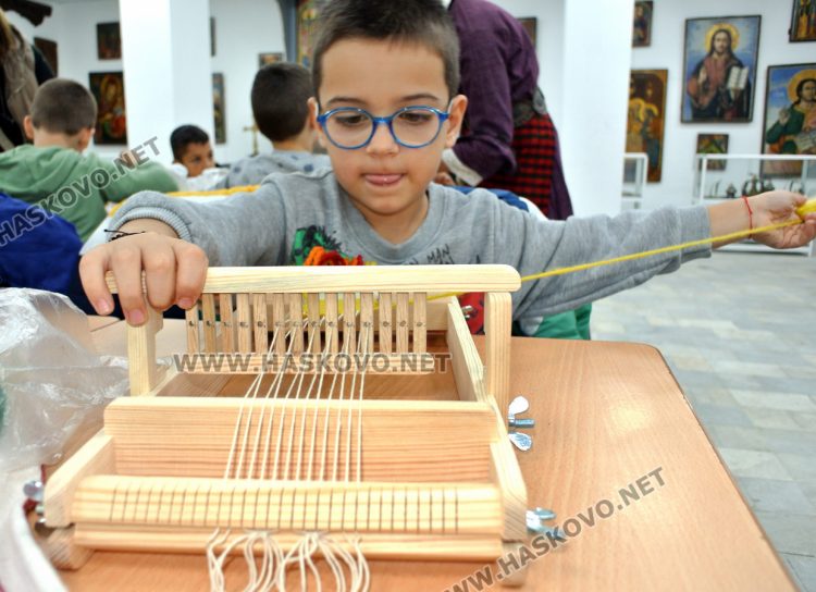 Старите занаяти пленяват деца в ранна възраст и им дават нови знания и умения