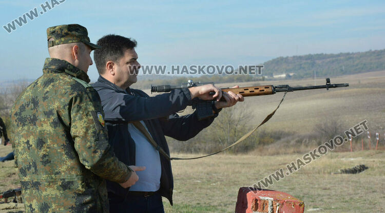 Кмет, областен управител, полицаи и военни в турнир по стрелба