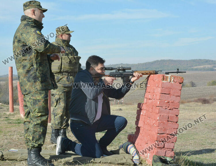 Кмет, областен управител, полицаи и военни в турнир по стрелба