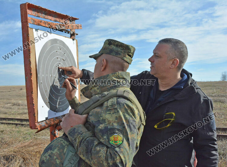 Кмет, областен управител, полицаи и военни в турнир по стрелба