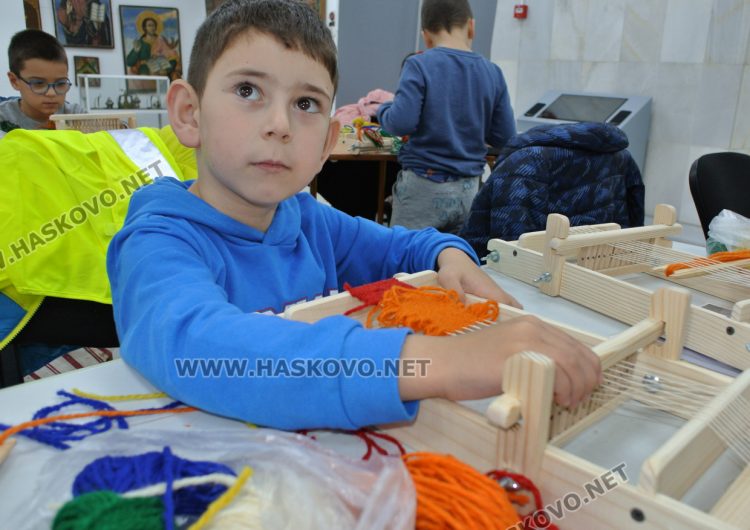 Старите занаяти пленяват деца в ранна възраст и им дават нови знания и умения