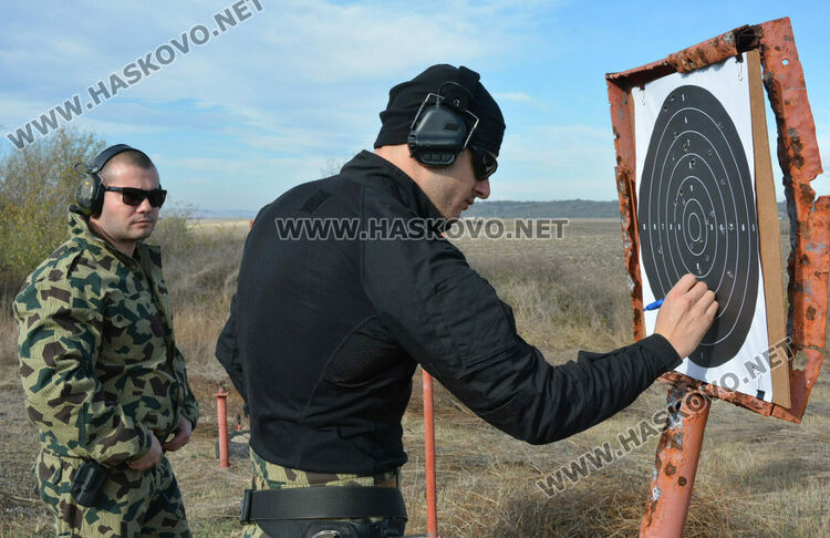 Кмет, областен управител, полицаи и военни в турнир по стрелба