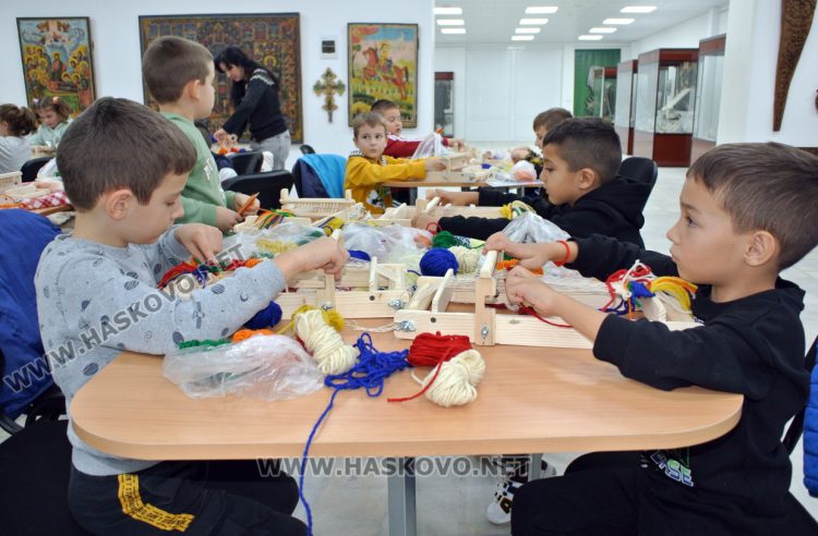 Старите занаяти пленяват деца в ранна възраст и им дават нови знания и умения