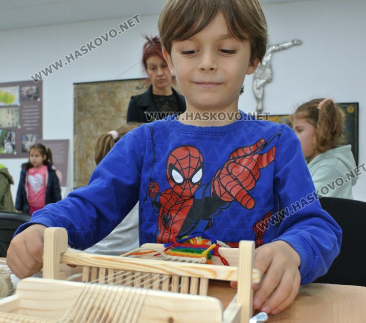 Старите занаяти пленяват деца в ранна възраст и им дават нови знания и умения