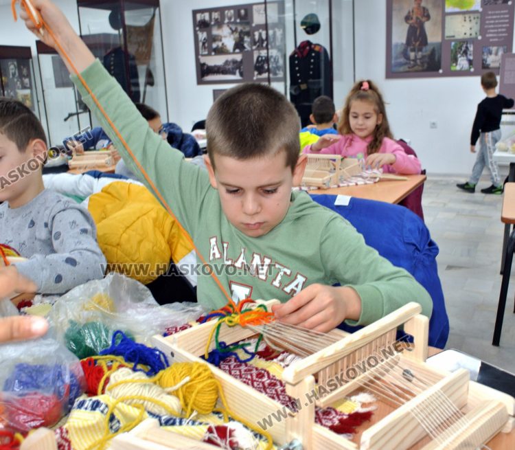 Старите занаяти пленяват деца в ранна възраст и им дават нови знания и умения