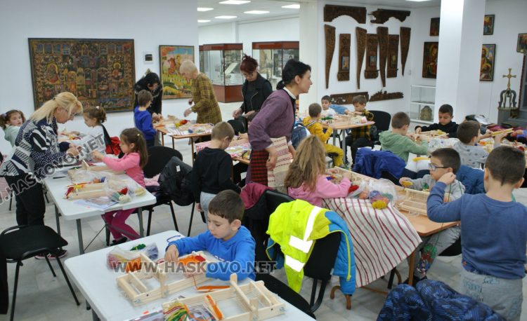 Старите занаяти пленяват деца в ранна възраст и им дават нови знания и умения