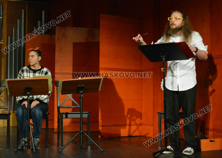 Режисьорският дебют на Теди Москов в Хасково с авторския спектакъл „Любов в сеното“