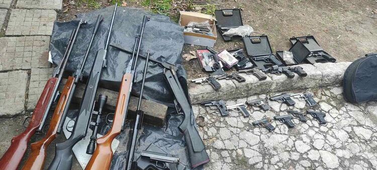 61-годишен мъж е задържан с боен арсенал