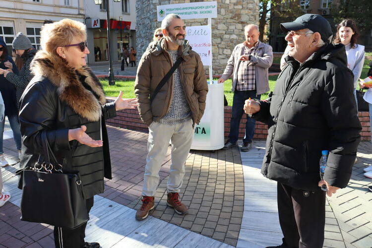 Антицигарена акция в центъра на Хасково за Международния ден без тютюнопушене