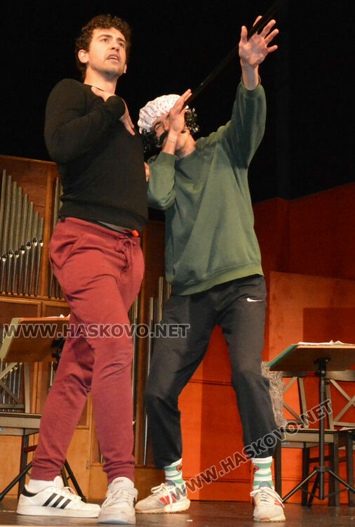 Режисьорският дебют на Теди Москов в Хасково с авторския спектакъл „Любов в сеното“