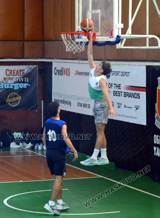 Математиците победиха финансистите във финала на баскетболното първенство за ученици