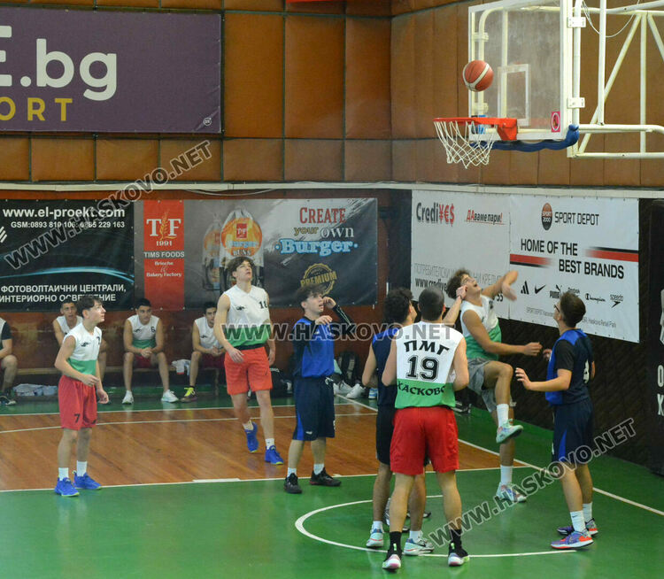 Математиците победиха финансистите във финала на баскетболното първенство за ученици