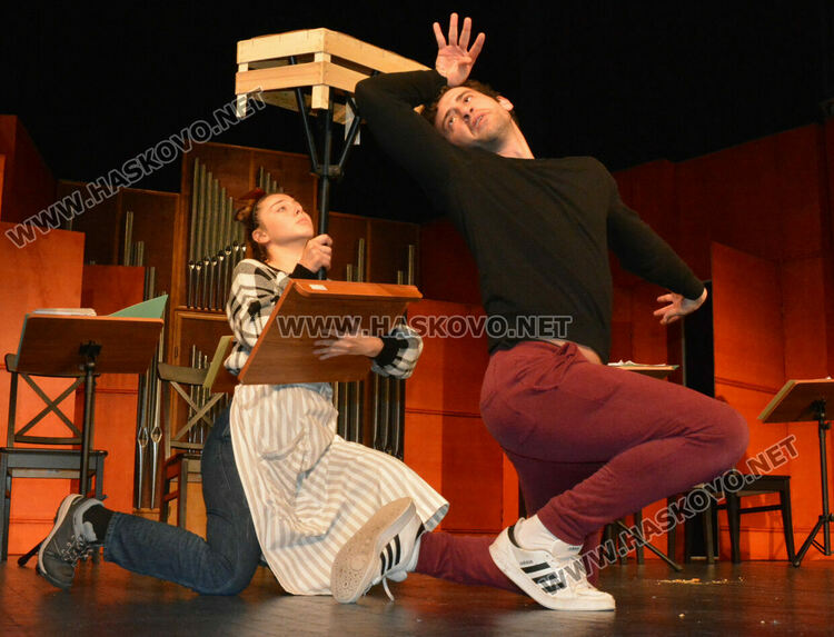 Режисьорският дебют на Теди Москов в Хасково с авторския спектакъл „Любов в сеното“