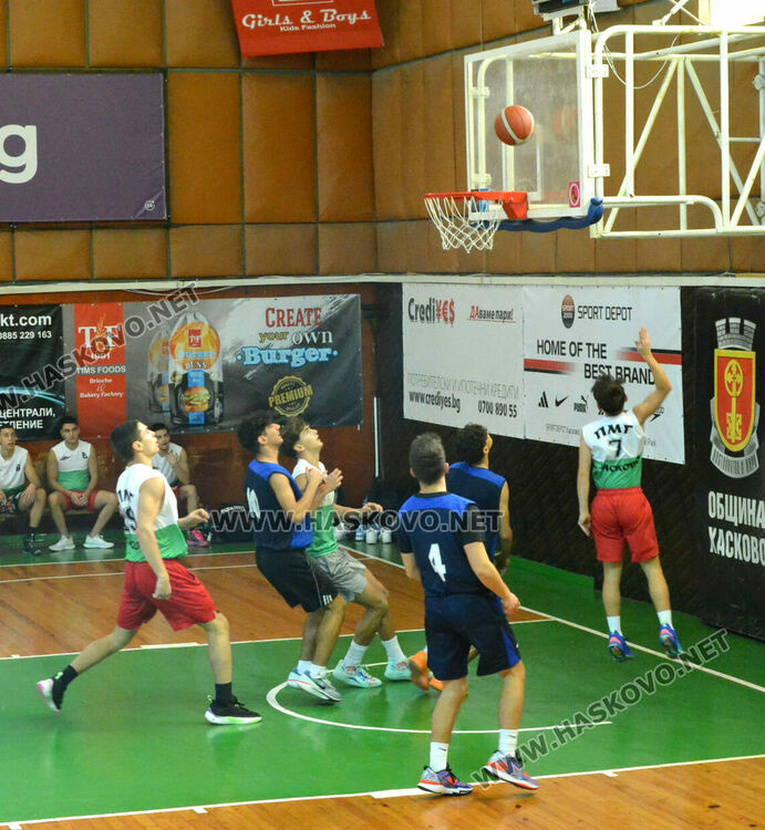 Математиците победиха финансистите във финала на баскетболното първенство за ученици