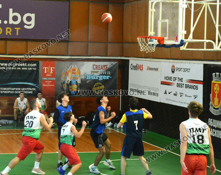 Математиците победиха финансистите във финала на баскетболното първенство за ученици