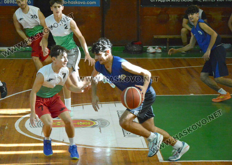 Математиците победиха финансистите във финала на баскетболното първенство за ученици