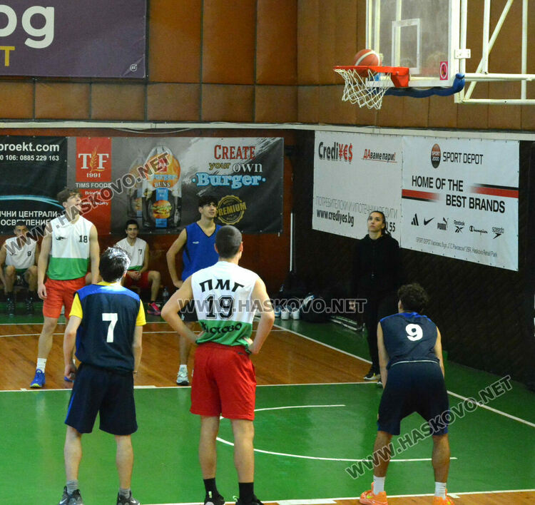 Математиците победиха финансистите във финала на баскетболното първенство за ученици