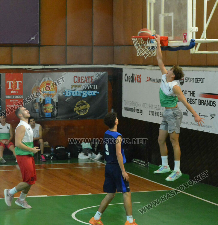 Математиците победиха финансистите във финала на баскетболното първенство за ученици