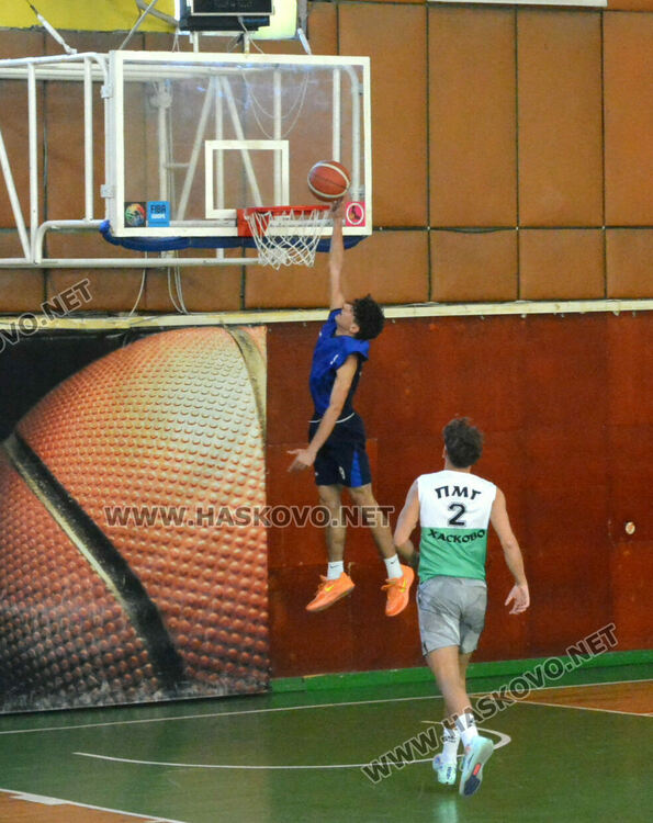 Математиците победиха финансистите във финала на баскетболното първенство за ученици