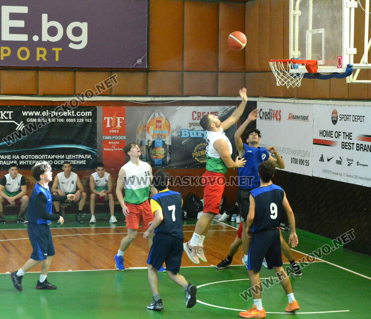 Математиците победиха финансистите във финала на баскетболното първенство за ученици