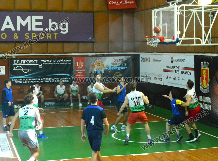 Математиците победиха финансистите във финала на баскетболното първенство за ученици