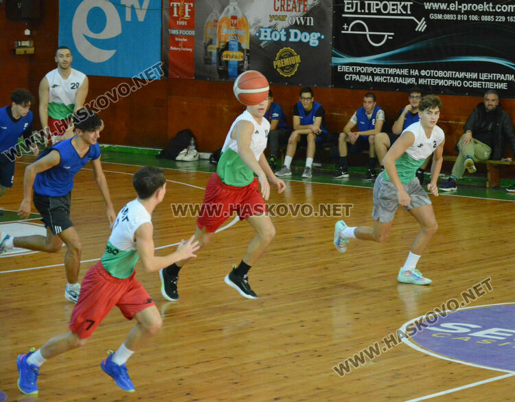 Математиците победиха финансистите във финала на баскетболното първенство за ученици