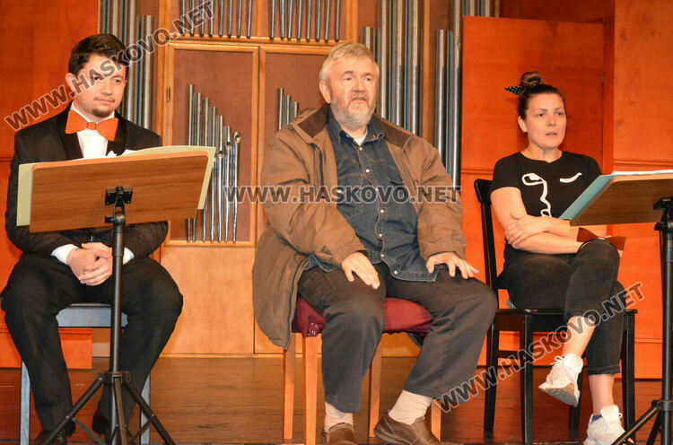 Режисьорският дебют на Теди Москов в Хасково с авторския спектакъл „Любов в сеното“